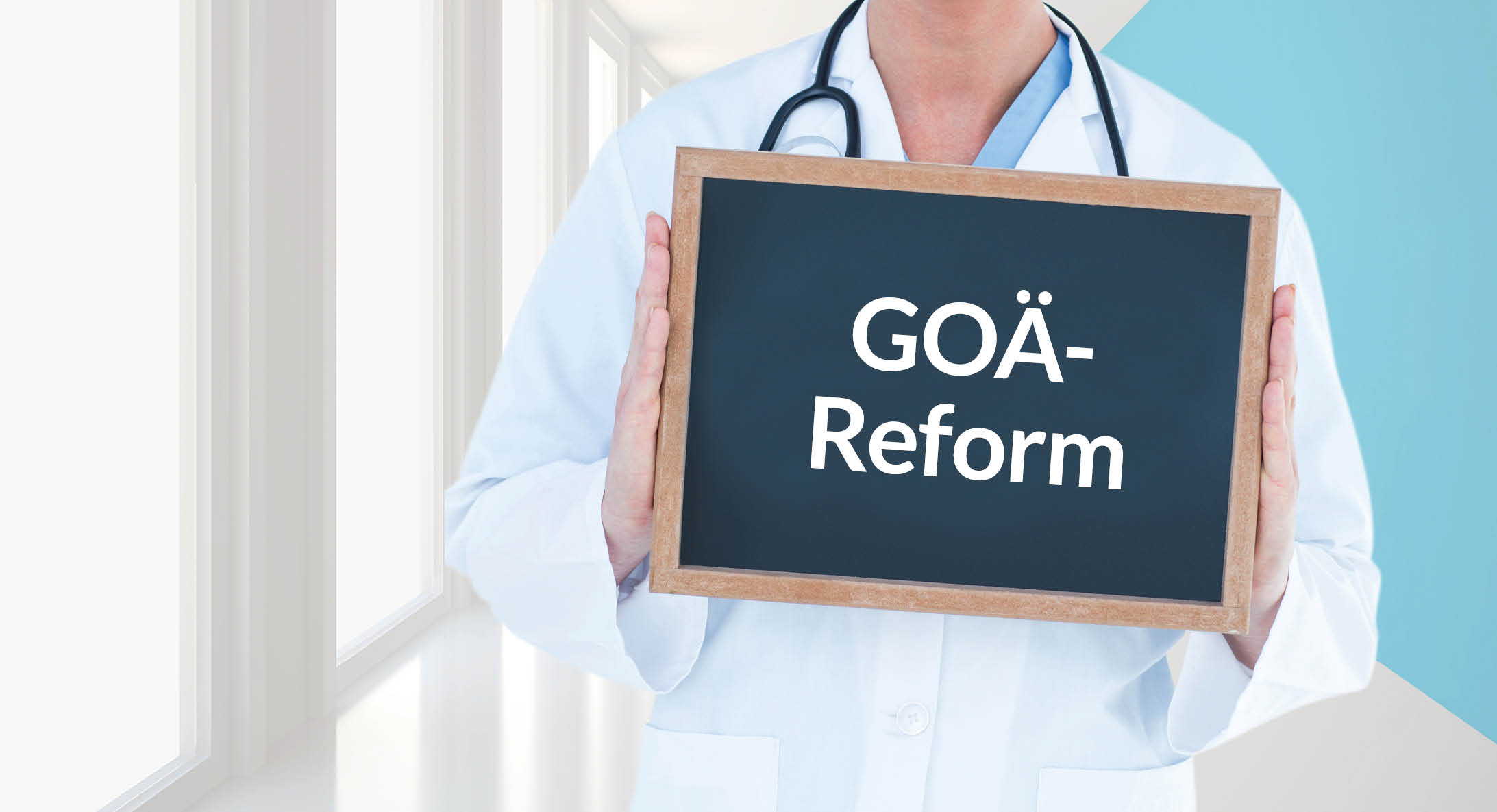 Arzt hält Tafel mit Schriftzug „GOÄ-Reform“, Symbolbild zur Reform der Gebührenordnung für Ärzte