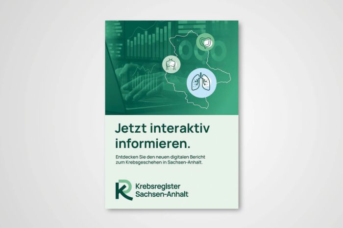 Sitzung der Ärztekammer mit zahlreichen Teilnehmern an Tischen, Vortragendem am Podium und Präsentation im Konferenzraum.