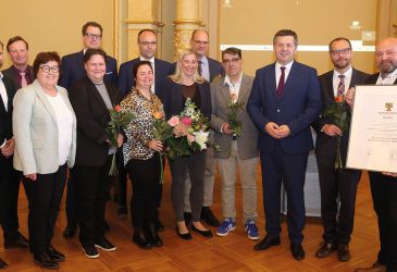 Auszeichnung des Klinikums Cracau für vorbildliche Organspende mit Gruppenfoto und Zertifikat