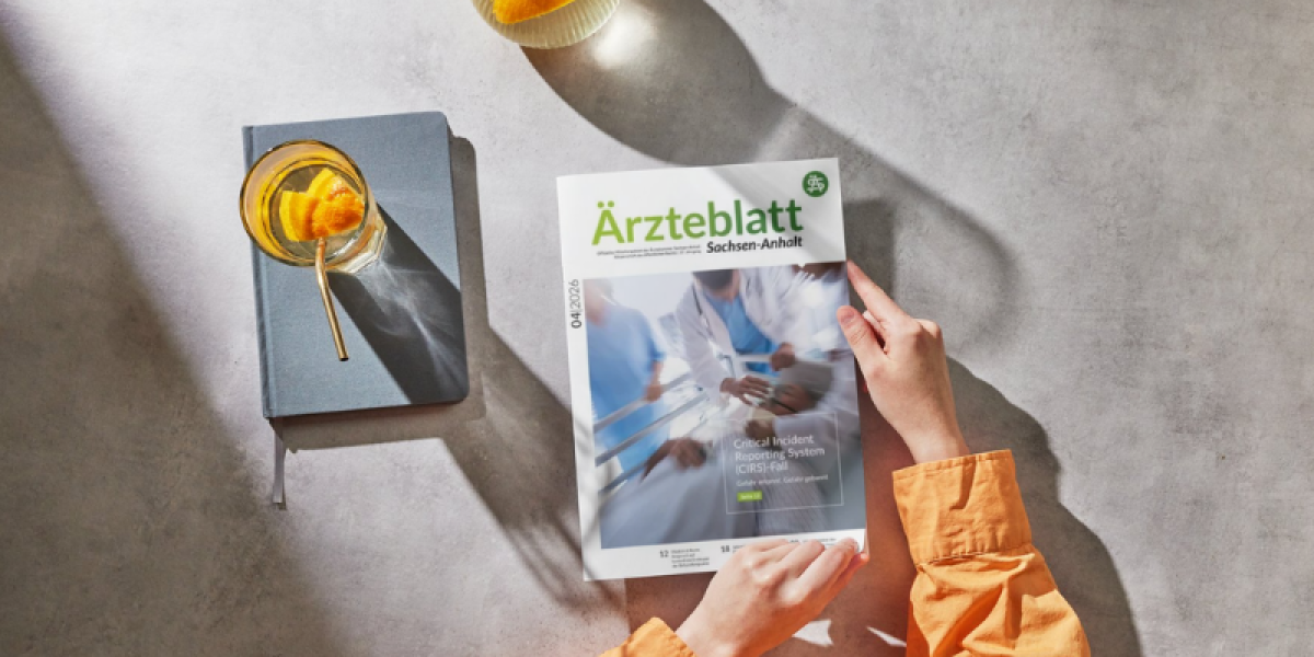Person hält das Ärzteblatt Sachsen-Anhalt 03/2026 mit Titelthema Sprunggelenksarthrose auf einem Tisch neben einem Getränk.