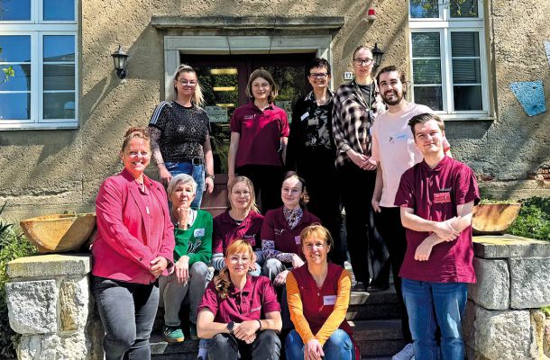 Gruppenfoto vor dem Dorothea Erxleben Lernzentrum Halle mit Teilnehmern einer medizinischen Nachwuchsveranstaltung