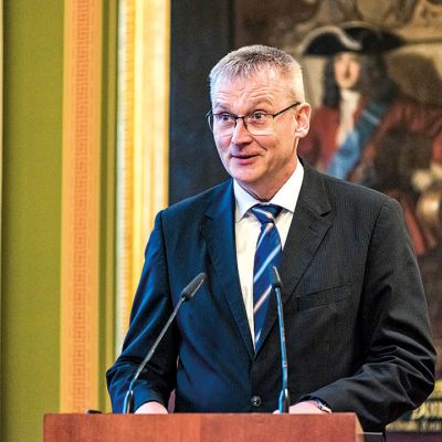 Redner am Pult bei einer medizinisch-wissenschaftlichen Veranstaltung an der Martin-Luther-Universität Halle-Wittenberg.