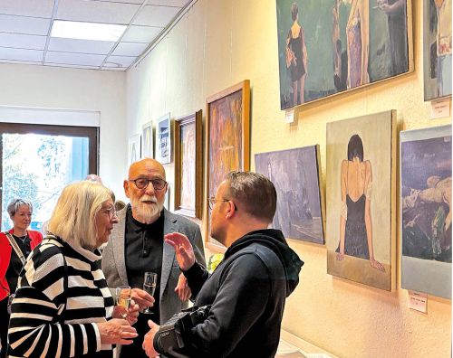 Besucher betrachten Kunstausstellung in Räumen der Ärztekammer, kulturelles Engagement im medizinischen Umfeld