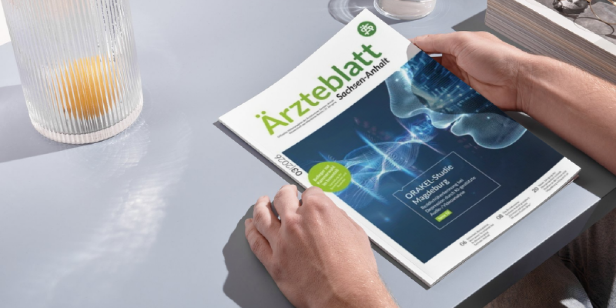 Person hält das Ärzteblatt Sachsen-Anhalt 03/2026 mit Titelthema Sprunggelenksarthrose auf einem Tisch neben einem Getränk.