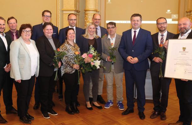 Auszeichnung des Klinikums Cracau für vorbildliche Organspende mit Gruppenfoto und Zertifikat