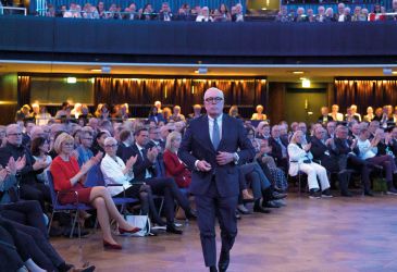 Applaus beim 130. Deutschen Ärztetag, ein Redner geht durch den voll besetzten Veranstaltungssaal