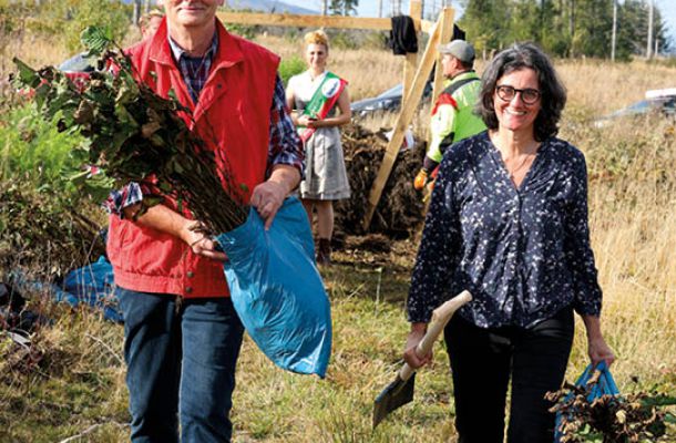 Baumpflanzaktion Heilberufe helfen dem Harz mit Setzlingen und Spaten