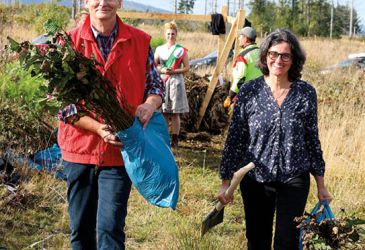 Baumpflanzaktion Heilberufe helfen dem Harz mit Setzlingen und Spaten