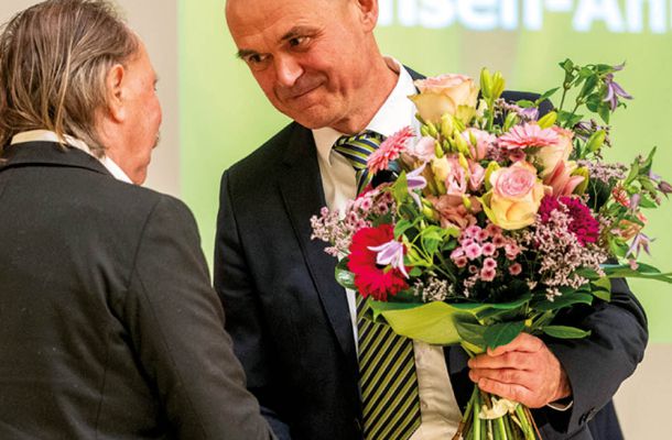 Übergabe eines Blumenstraußes bei einer medizinischen Veranstaltung in Sachsen-Anhalt