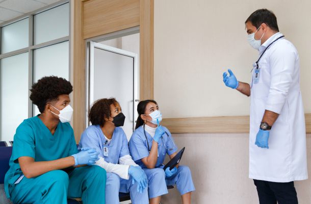 Unscharfer Krankenhausflur mit Personen im Hintergrund, Symbolbild für Klinikalltag und medizinische Versorgung