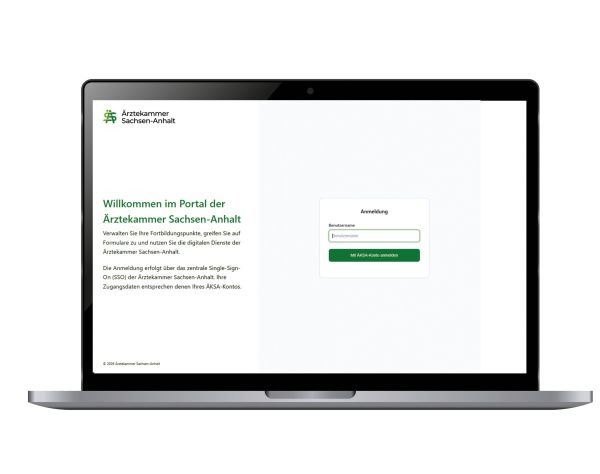 Sitzung der Ärztekammer mit zahlreichen Teilnehmern an Tischen, Vortragendem am Podium und Präsentation im Konferenzraum.