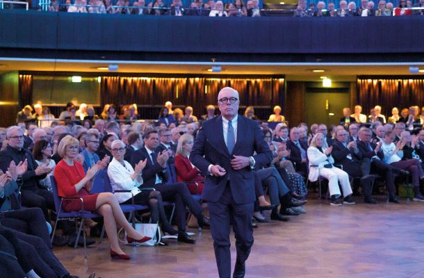 Applaus beim 130. Deutschen Ärztetag, ein Redner geht durch den voll besetzten Veranstaltungssaal