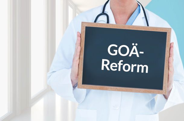Arzt hält Tafel mit Schriftzug „GOÄ-Reform“, Symbolbild zur Reform der Gebührenordnung für Ärzte