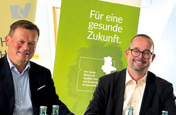 Zwei Vertreter der Ärztekammer Sachsen-Anhalt vor Banner „Für eine gesunde Zukunft“