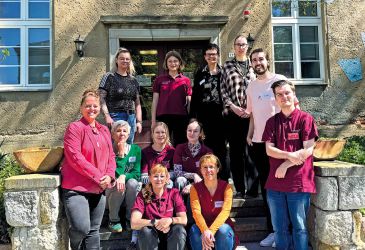 Gruppenfoto vor dem Dorothea Erxleben Lernzentrum Halle mit Teilnehmern einer medizinischen Nachwuchsveranstaltung