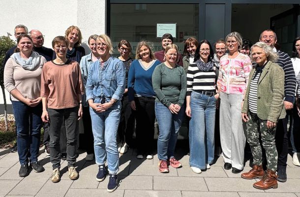 Teilnehmer einer ärztlichen Fortbildung vor einem Veranstaltungsgebäude in Sachsen-Anhalt