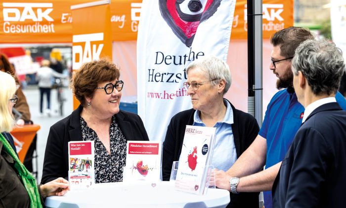 Menschen im Gespräch am Infostand der Deutschen Herzstiftung bei einer Gesundheitsaktion