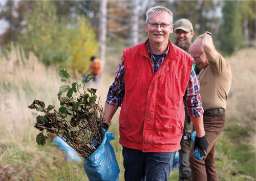 Baumpflanzaktion Heilberufe helfen dem Harz mit Setzlingen und Spaten