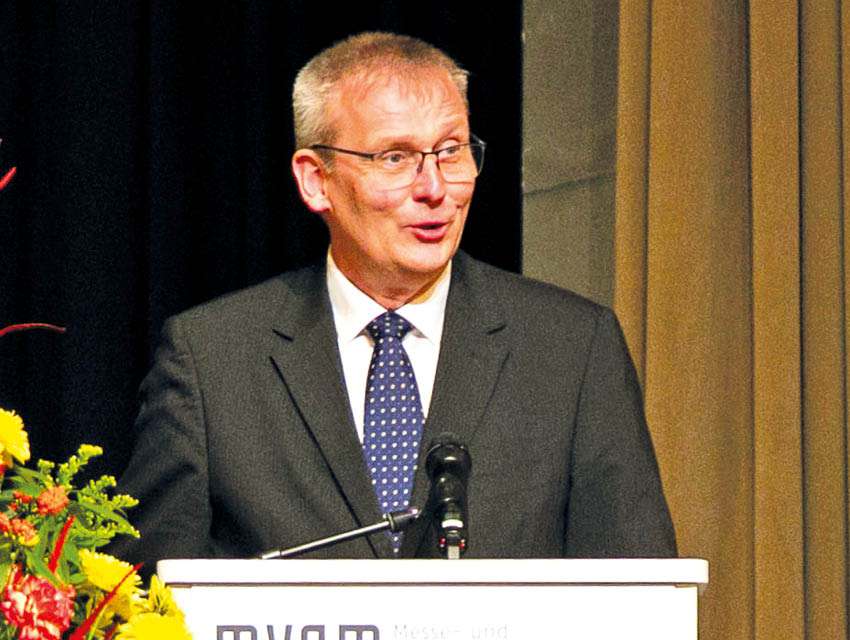 Vertreter des Fehlbildungsmonitorings Sachsen-Anhalt vor Infotafel bei einer medizinischen Veranstaltung.