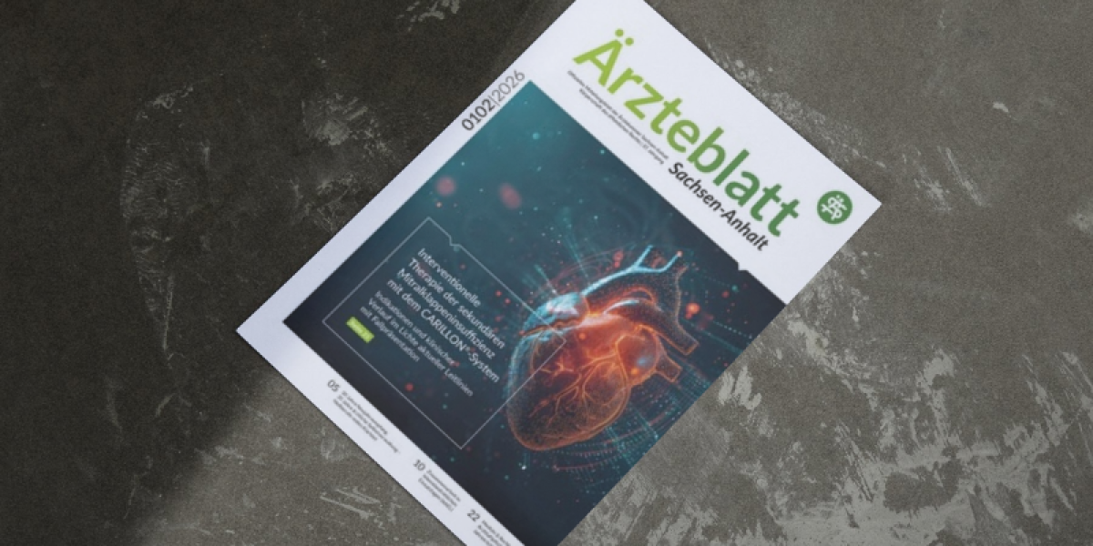 Person hält das Ärzteblatt Sachsen-Anhalt 11/2025 mit Titelthema Sprunggelenksarthrose auf einem Tisch neben einem Getränk.