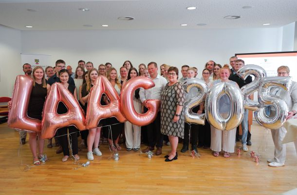 Gruppe von Medizinstudierenden feiert den Start im Rahmen der Landarztquote Sachsen-Anhalt mit LAAG 2025 Ballons.