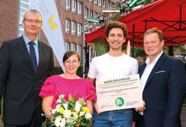Auszeichnung der besten Ausbildungspraxis beim Parlamentarischen Abend der Ärztekammer Sachsen-Anhalt 2025.