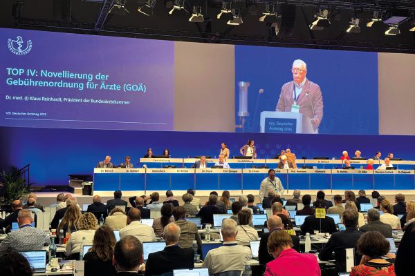 Saalaufnahme beim 129. Deutschen Ärztetag 2025, Vortrag von Klaus Reinhardt zur Novellierung der GOÄ
