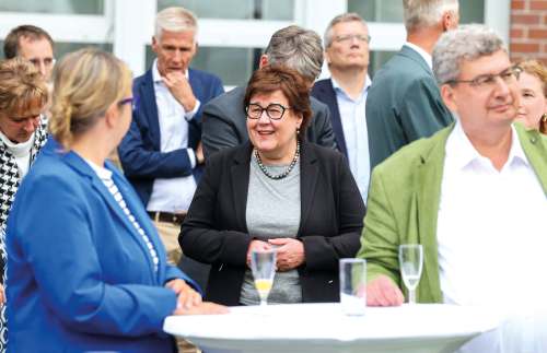Teilnehmende im Gespräch beim Parlamentarischen Abend der Ärztekammer Sachsen-Anhalt zur Gesundheitsversorgung.
