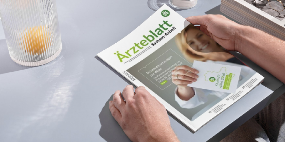 Person hält das Ärzteblatt Sachsen-Anhalt 11/2025 mit Titelthema Sprunggelenksarthrose auf einem Tisch neben einem Getränk.