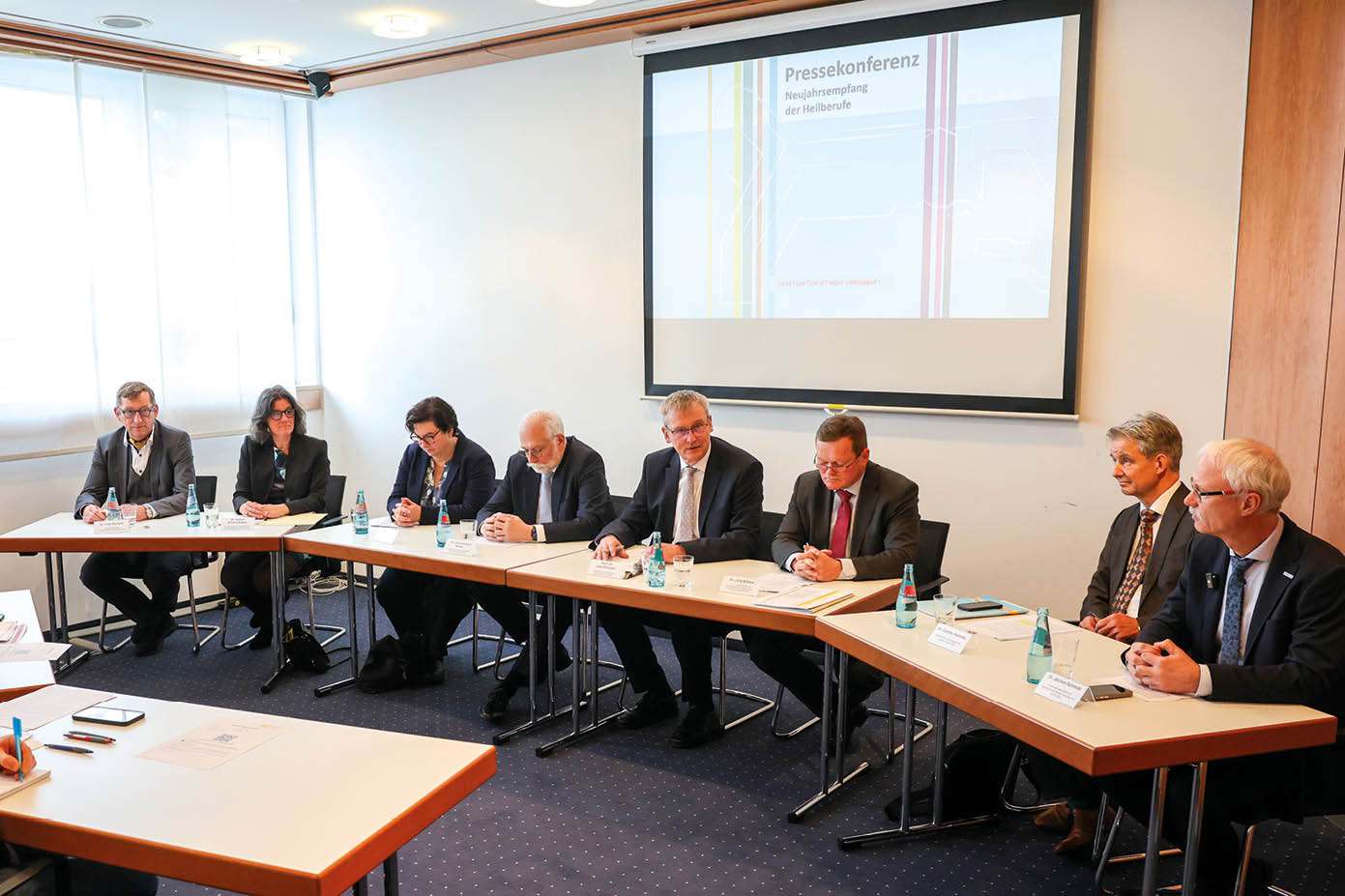 Pressekonferenz der Heilberufe Sachsen-Anhalt mit Vertretern der Kammern beim Neujahrsempfang, Podium im Konferenzraum.