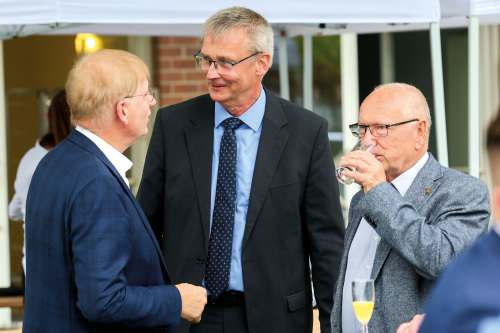 Gespräch unter Teilnehmern beim Parlamentarischen Abend der Ärztekammer Sachsen-Anhalt zu Gesundheitsthemen.