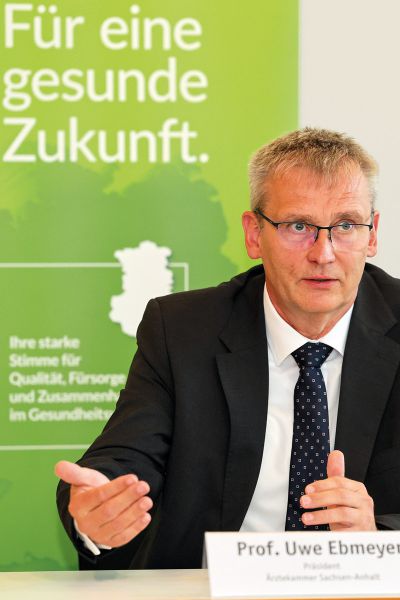 Ärztekammerpräsident bei einer Pressekonferenz zur Sicherung der medizinischen Versorgung in Sachsen-Anhalt.