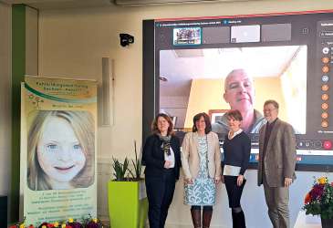 Teilnehmer des Einsendertreffens Fehlbildungsmonitoring Sachsen-Anhalt 2025 bei Präsenz- und Onlineveranstaltung.