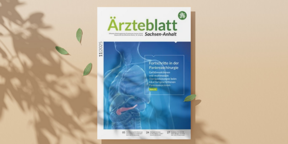 Person hält das Ärzteblatt Sachsen-Anhalt 11/2025 mit Titelthema Sprunggelenksarthrose auf einem Tisch neben einem Getränk.