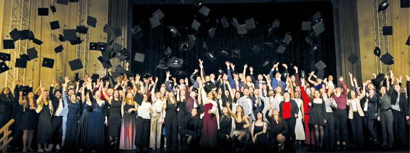 Ärztin wirft Wahlunterlage mit Aufdruck ‚Kammerwahl 2026 – Ich wähle meine Selbstverwaltung‘ in eine Wahlurne.