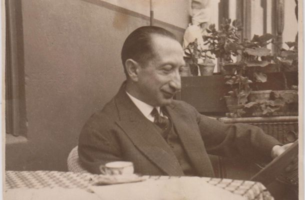 Historische Aufnahme eines jüdischen Arztes in Magdeburg, Erinnerung an das Vermächtnis und Wirken jüdischer Mediziner.