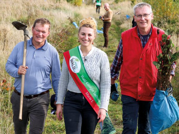 Teilnehmende der Baumpflanzaktion im Harz, darunter die Waldkönigin Sachsen-Anhalt, engagieren sich für Umwelt und Gesundheit.