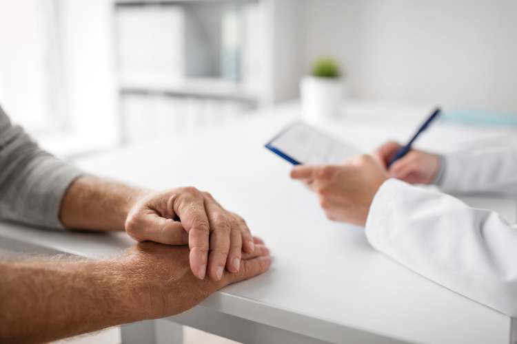 Arztgespräch in der Praxis, Patient erhält persönliche Beratung und Betreuung zur individuellen Gesundheitsversorgung.