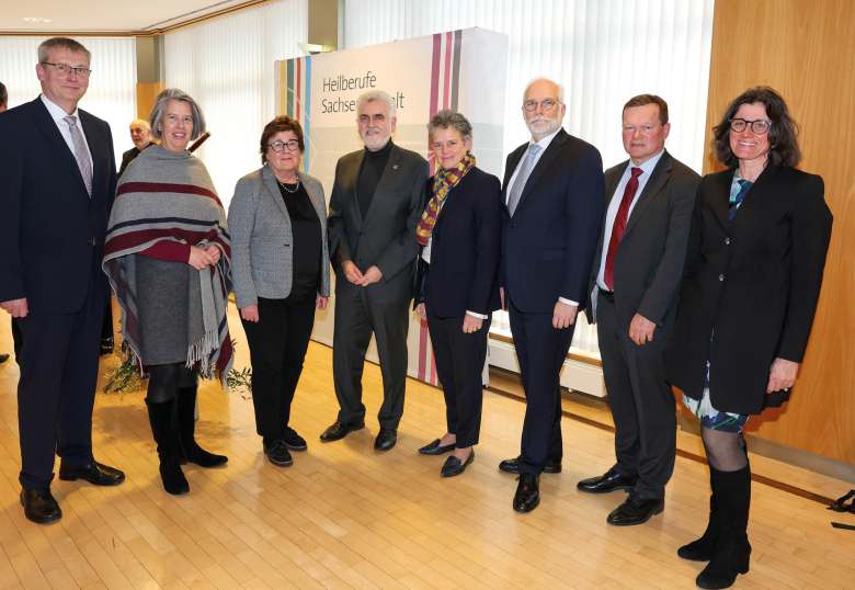 Gruppenfoto von Vertretern der Heilberufe Sachsen-Anhalt bei einer offiziellen Veranstaltung im institutionellen Rahmen.