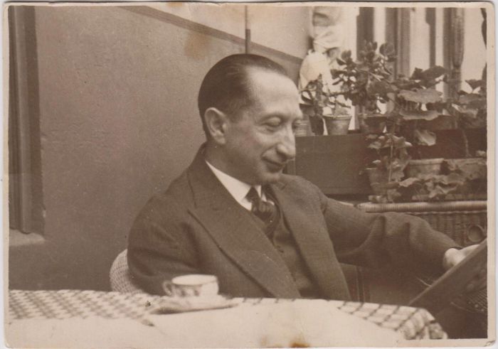 Historische Aufnahme eines jüdischen Arztes in Magdeburg, Erinnerung an das Vermächtnis und Wirken jüdischer Mediziner.