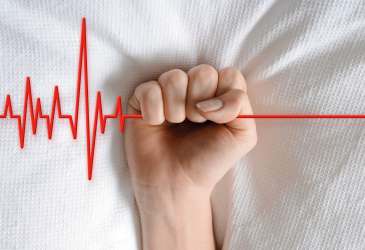 Symbolbild zu Selbstbestimmung am Lebensende: Faust hält EKG-Linie, Sinnbild für ethische Fragen zu Leben, Tod und assistiertem Suizid.