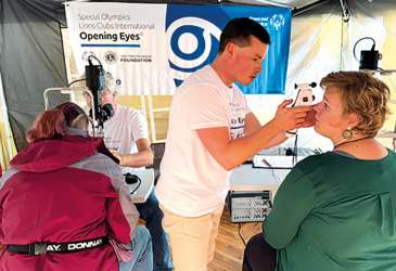 Einladung zum Ärzteball 2026 mit Datum, Uhrzeiten, Kartenpreis und Veranstaltungsdetails vor rotem Vorhangmotiv.