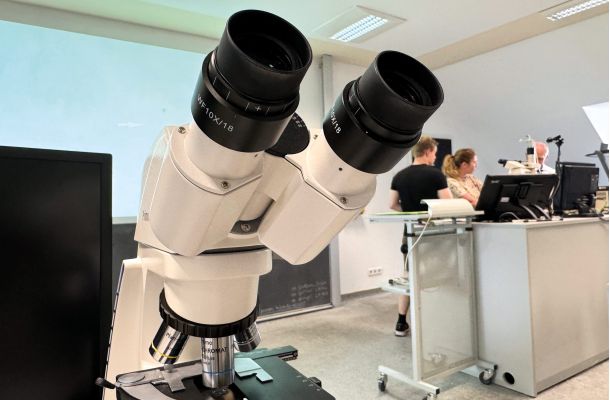 Mikroskop im Medizinstudium, genutzt für Forschung und Lehre an einer medizinischen Fakultät in Sachsen-Anhalt.