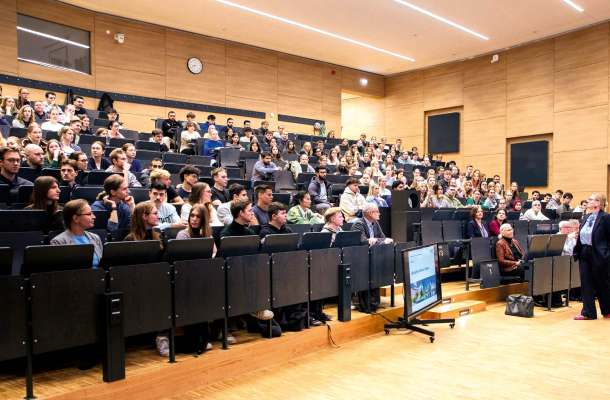 Zahlreiche Teilnehmer folgen einer medizinischen Fachvorlesung im Hörsaal der Universitätsmedizin Magdeburg.