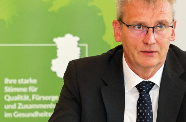 Ärztekammerpräsident bei einer Pressekonferenz zur Sicherung der medizinischen Versorgung in Sachsen-Anhalt.