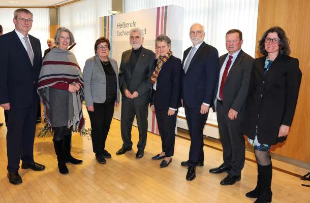 Gruppenfoto von Vertretern der Heilberufe Sachsen-Anhalt bei einer offiziellen Veranstaltung im institutionellen Rahmen.