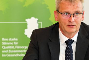 Ärztekammerpräsident bei einer Pressekonferenz zur Sicherung der medizinischen Versorgung in Sachsen-Anhalt.