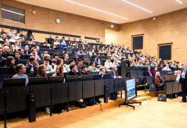 Zahlreiche Teilnehmer folgen einer medizinischen Fachvorlesung im Hörsaal der Universitätsmedizin Magdeburg.