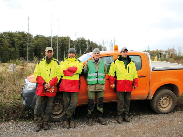 Forstmitarbeiter im Harz stehen vor Einsatzfahrzeug und unterstützen die gemeinsame Baumpflanzaktion der Heilberufe.