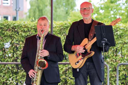 Live-Musik mit Saxophon und Gitarre beim Parlamentarischen Abend der Ärztekammer Sachsen-Anhalt.